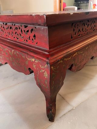 Mesa baja oriental lacada rojo y oro · Anticuario