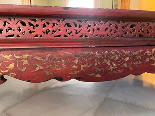 Mesa baja oriental lacada rojo y oro · Anticuario
