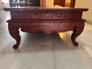 Mesa baja oriental lacada rojo y oro · Anticuario