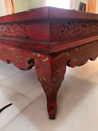 Mesa baja oriental lacada rojo y oro · Anticuario