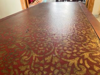 Mesa baja oriental lacada rojo y oro · Anticuario