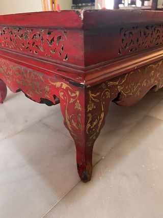 Mesa baja oriental lacada rojo y oro · Anticuario