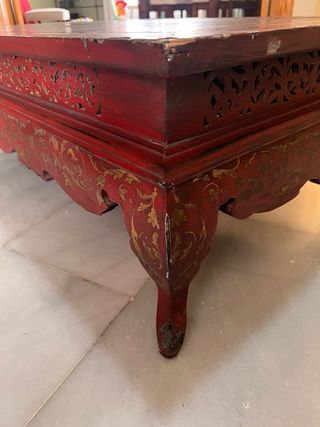 Mesa baja oriental lacada rojo y oro · Anticuario