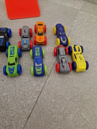 9 Coches de Juguete con Barriles y Rampas