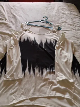 Camiseta fina manga larga con hombros descubiertos