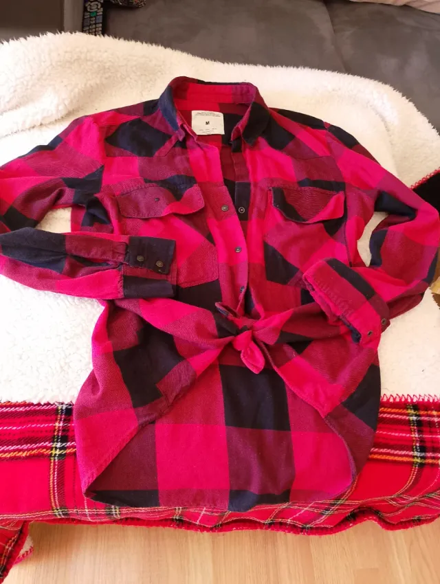 Dos Camisas cuadros roja y negra mujer Volante..