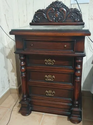 Cómoda de madera oscura con 4 cajones