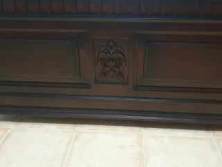 Cómoda de madera oscura con 4 cajones