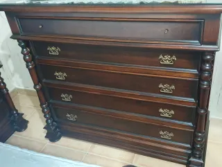 Cómoda de madera oscura con 4 cajones