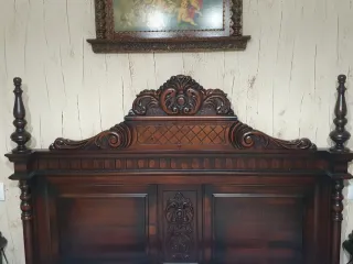 Cómoda de madera oscura con 4 cajones