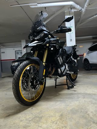 Voge 900 DSX Negra y Dorada