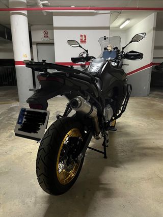 Voge 900 DSX Negra y Dorada