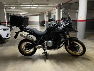 Voge 900 DSX Negra y Dorada