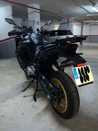 Voge 900 DSX Negra y Dorada