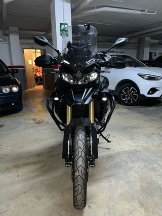 Voge 900 DSX Negra y Dorada