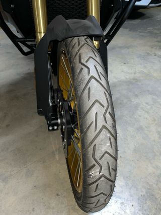 Voge 900 DSX Negra y Dorada