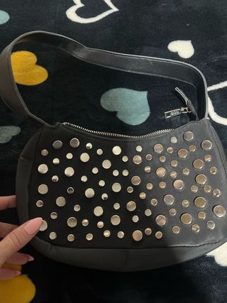 Bolso negro con tachuelas plateadas