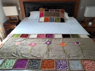 Pie de cama y cojín patchwork.