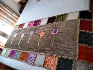 Pie de cama y cojín patchwork.