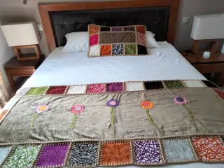 Pie de cama y cojín patchwork.