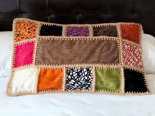 Pie de cama y cojín patchwork.