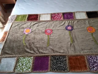 Pie de cama y cojín patchwork.