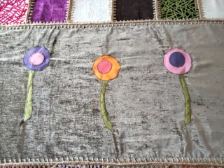 Pie de cama y cojín patchwork.