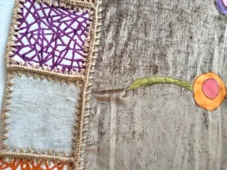 Pie de cama y cojín patchwork.