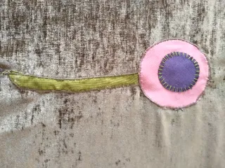 Pie de cama y cojín patchwork.