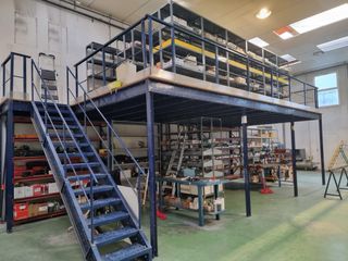 Altillo metálico con estantería y escalera