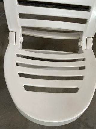 Silla plegable blanca de plástico