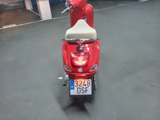 Vespa Roja Scooter Automática