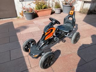 Kart a pedales naranja y negro