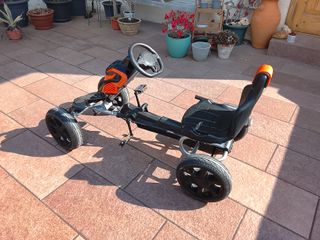 Kart a pedales naranja y negro