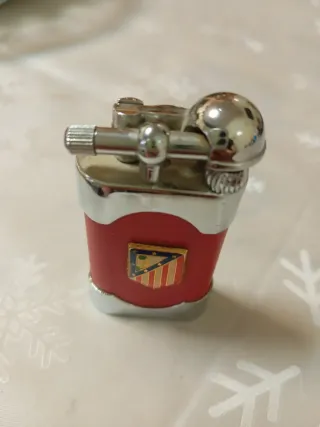 Mechero Rojo con Escudo At.Madrid