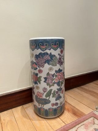 Paragüero de cerámica con flores