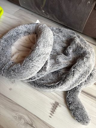 Cama peluche para mascotas gris y beige