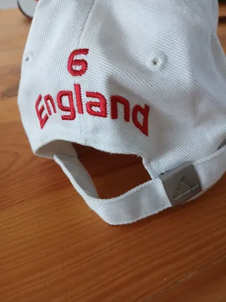 Gorra Adidas Blanca Clásica y England.