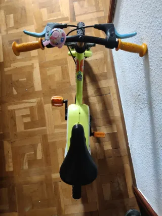 Bicicleta infantil verde y negra