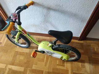 Bicicleta infantil verde y negra