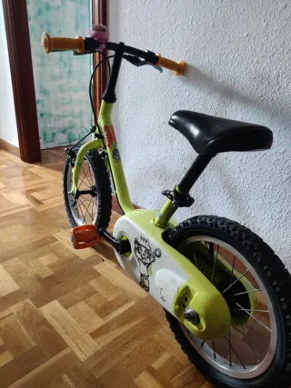 Bicicleta infantil verde y negra