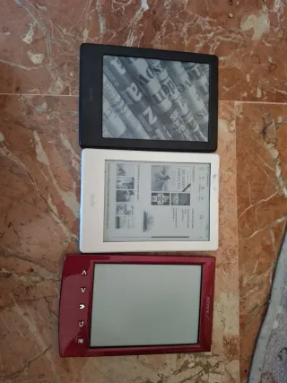 2 Kindle de 8° generación y un Sony