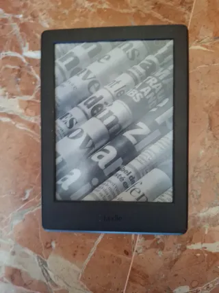 2 Kindle de 8° generación y un Sony