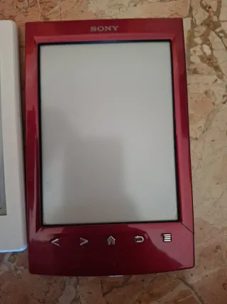 2 Kindle de 8° generación y un Sony