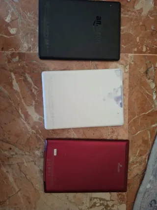 2 Kindle de 8° generación y un Sony