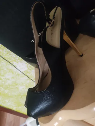Zapatos de tacón negros y dorados