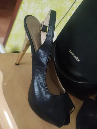Zapatos de tacón negros y dorados