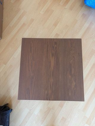 Mesa auxiliar de centro madera y metal.