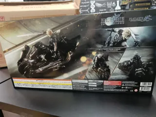 Nuevo! Play Arts Kai Cloud Strife & Fenrir Moto