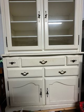 Armario antiguo de madera color crema